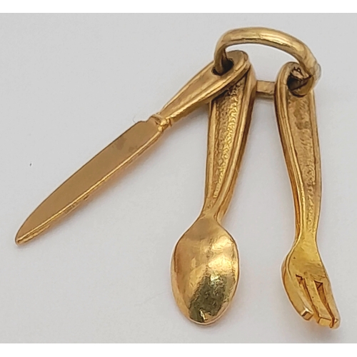 755 - A 9K YELLOW GOLD KNIFE, FORK AND SPOON CHARM / PENDANT. 1.1G. REF - SC4044.