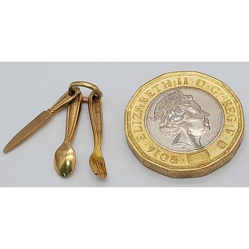 755 - A 9K YELLOW GOLD KNIFE, FORK AND SPOON CHARM / PENDANT. 1.1G. REF - SC4044.