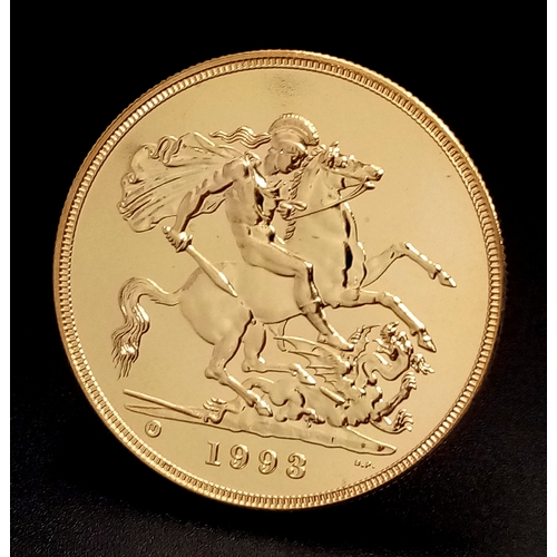 212 - A Royal Mint 1993 United Kingdom £5 Brilliant Uncirculated Gold Coin. 22k gold. 39.94g. Comes with a... 