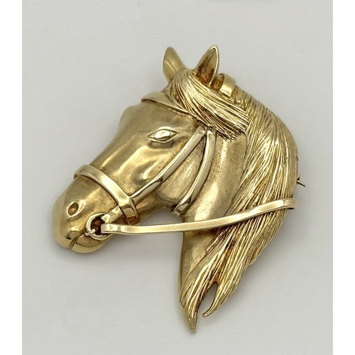 62 - A 9K Yellow Gold Thoroughbred Horse Head Brooch. 4 x 5cm. 
13g.