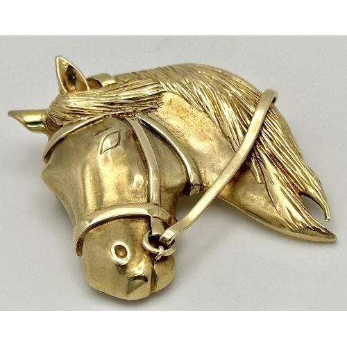 62 - A 9K Yellow Gold Thoroughbred Horse Head Brooch. 4 x 5cm. 
13g.