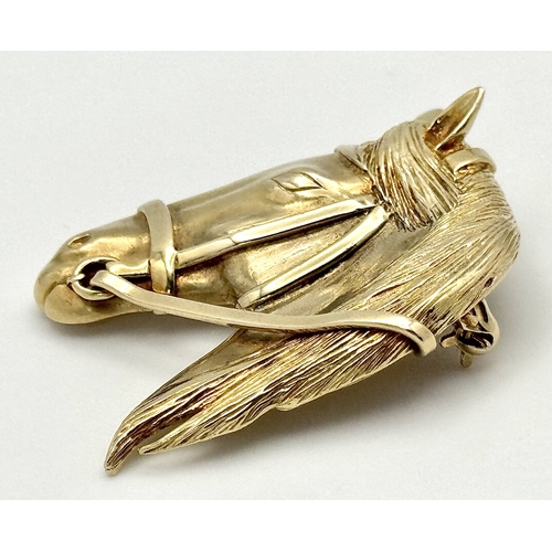 62 - A 9K Yellow Gold Thoroughbred Horse Head Brooch. 4 x 5cm. 
13g.