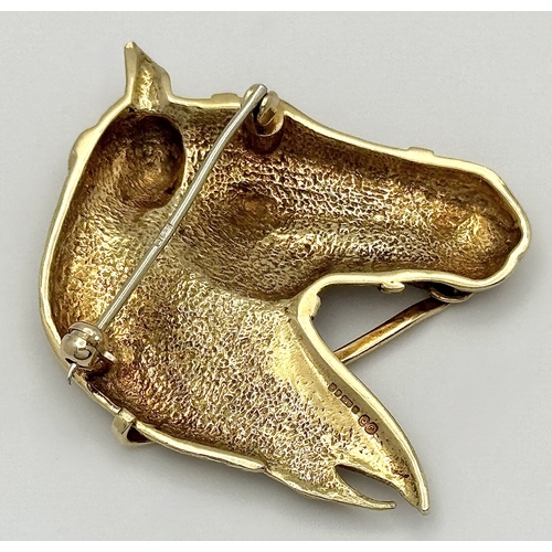 62 - A 9K Yellow Gold Thoroughbred Horse Head Brooch. 4 x 5cm. 
13g.
