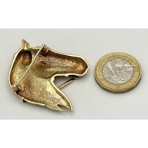 62 - A 9K Yellow Gold Thoroughbred Horse Head Brooch. 4 x 5cm. 
13g.