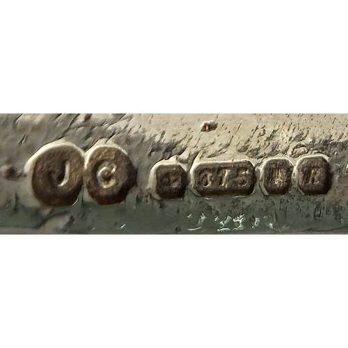 62 - A 9K Yellow Gold Thoroughbred Horse Head Brooch. 4 x 5cm. 
13g.