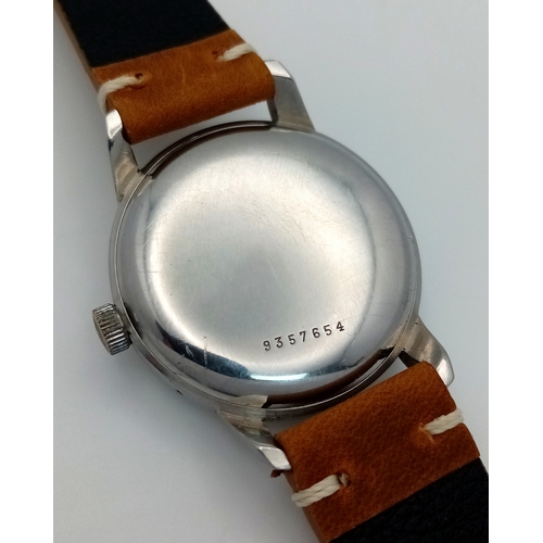 36 - A Vintage Zenith Sporto Mechanical Watch. Synthetic brown strap. Stainless steel case - 35mm. Patina... 