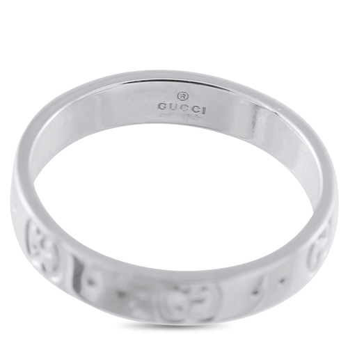 56 - A Gucci Icon 18K White Gold Ring. Its surface is engraved with alternating GG motifs and double-dot ... 