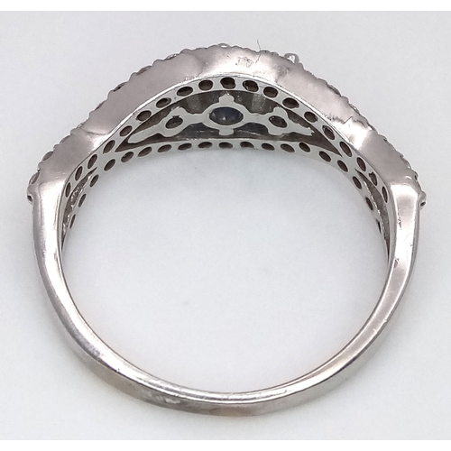 71 - 18K WHITE GOLD FANCY DIAMOND AND SAPPHIRE SET RING 3.7G SIZE N. REF: SPSA 6005