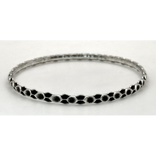 1293 - A vintage silver stylish bangle. Total weight 13.3G, Diameter 7.5cm.