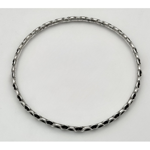 1293 - A vintage silver stylish bangle. Total weight 13.3G, Diameter 7.5cm.