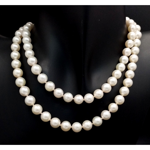 540 - A Genuine South Sea White Pearl Necklace with a 14K Yellow Gold Clasp. 8mm pearls. 68cm length. Ref:... 