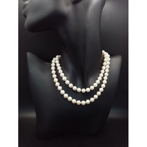 540 - A Genuine South Sea White Pearl Necklace with a 14K Yellow Gold Clasp. 8mm pearls. 68cm length. Ref:... 