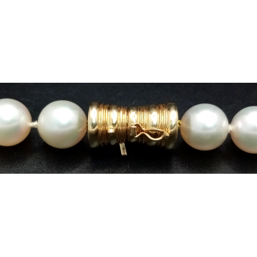 540 - A Genuine South Sea White Pearl Necklace with a 14K Yellow Gold Clasp. 8mm pearls. 68cm length. Ref:... 