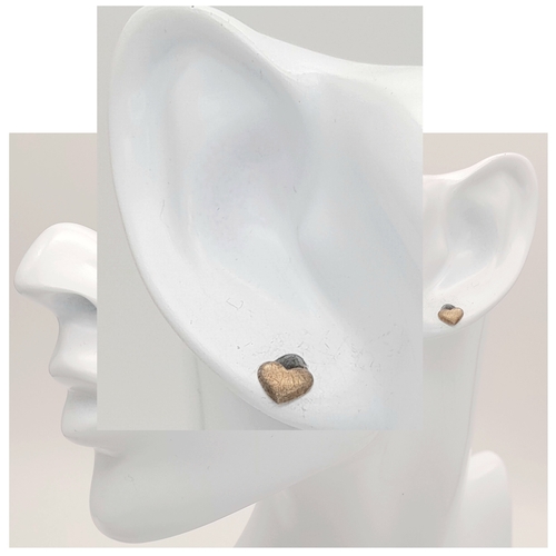 1216 - 2X gorgeous pairs of silver earrings with different designs. Total weight 2G. Please see photos for ... 