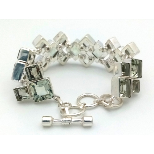 918 - A Green Amethyst Gemstone Link Bracelet. Set in 925 Silver.
19cm. 44g. CD-2056.