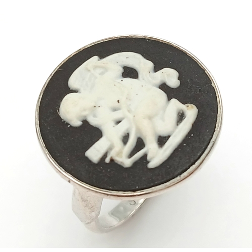 1619 - A Vintage Sterling Silver Wedgwood Black Cameo Ring Size M. The Ring measures 2cm Diameter at the Cr... 