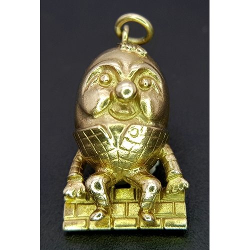 162 - A 9K YELLOW GOLD HUMPTY DUMPTY SITTING ON A WALL CHARM / PENDANT 6.3G. Ref: TAN 7010