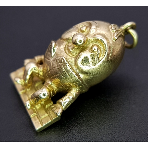 162 - A 9K YELLOW GOLD HUMPTY DUMPTY SITTING ON A WALL CHARM / PENDANT 6.3G. Ref: TAN 7010