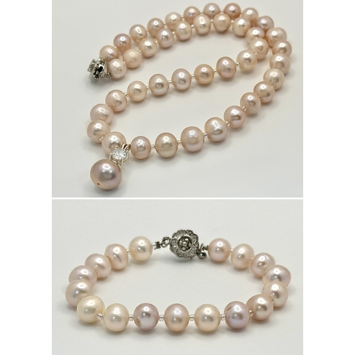 514 - A lovely Cultured Pearl matching Necklace and Bracelet Set. Featuring blush-pink cultured pearls wit... 