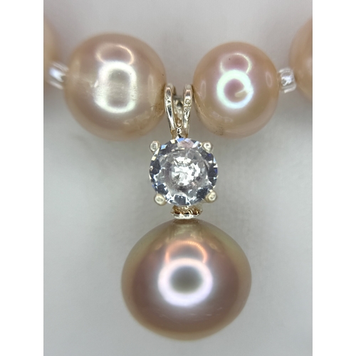 514 - A lovely Cultured Pearl matching Necklace and Bracelet Set. Featuring blush-pink cultured pearls wit... 