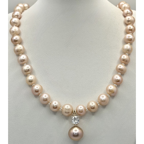 514 - A lovely Cultured Pearl matching Necklace and Bracelet Set. Featuring blush-pink cultured pearls wit... 
