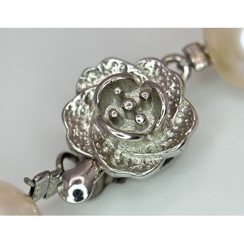 514 - A lovely Cultured Pearl matching Necklace and Bracelet Set. Featuring blush-pink cultured pearls wit... 