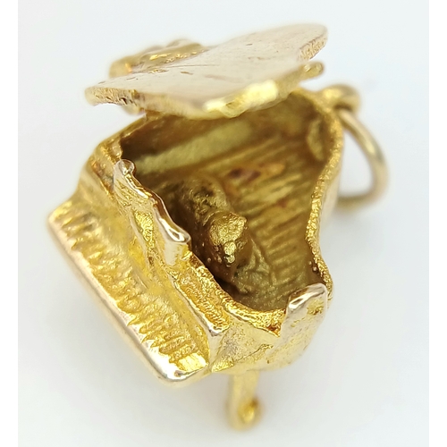 590 - A 9K YELLOW GOLD PIANO CHARM / PENDANT WHICH OPENS TO REVEAL A CAT INSIDE 2.6G. Ref: A/S 1326 - 2