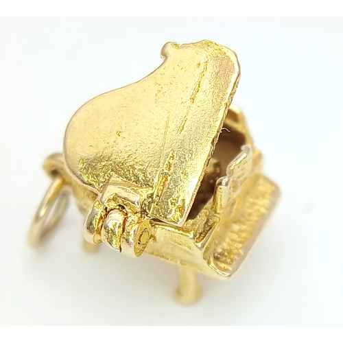 590 - A 9K YELLOW GOLD PIANO CHARM / PENDANT WHICH OPENS TO REVEAL A CAT INSIDE 2.6G. Ref: A/S 1326 - 2
