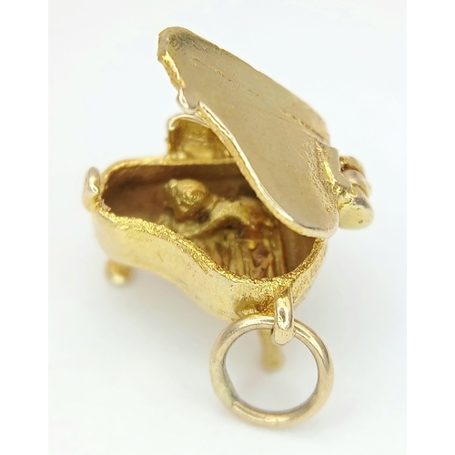590 - A 9K YELLOW GOLD PIANO CHARM / PENDANT WHICH OPENS TO REVEAL A CAT INSIDE 2.6G. Ref: A/S 1326 - 2