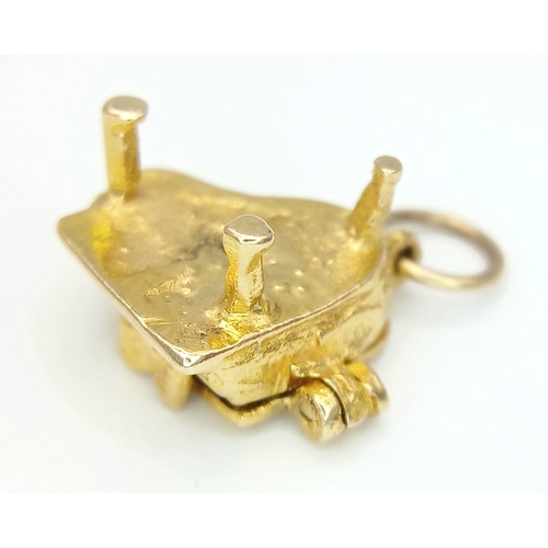 590 - A 9K YELLOW GOLD PIANO CHARM / PENDANT WHICH OPENS TO REVEAL A CAT INSIDE 2.6G. Ref: A/S 1326 - 2
