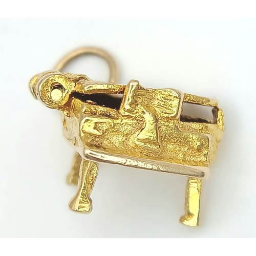 590 - A 9K YELLOW GOLD PIANO CHARM / PENDANT WHICH OPENS TO REVEAL A CAT INSIDE 2.6G. Ref: A/S 1326 - 2