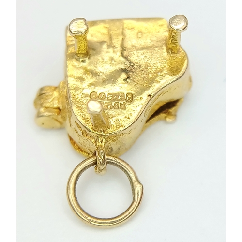 590 - A 9K YELLOW GOLD PIANO CHARM / PENDANT WHICH OPENS TO REVEAL A CAT INSIDE 2.6G. Ref: A/S 1326 - 2