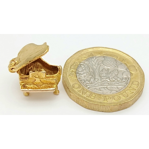 590 - A 9K YELLOW GOLD PIANO CHARM / PENDANT WHICH OPENS TO REVEAL A CAT INSIDE 2.6G. Ref: A/S 1326 - 2
