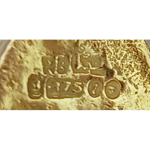 590 - A 9K YELLOW GOLD PIANO CHARM / PENDANT WHICH OPENS TO REVEAL A CAT INSIDE 2.6G. Ref: A/S 1326 - 2