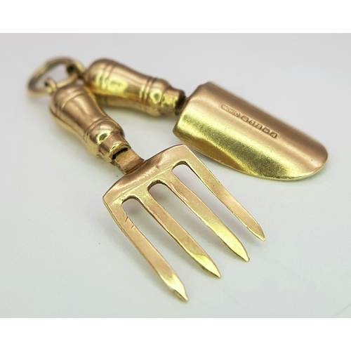 779 - A 9K YELLOW GOLD FORK AND TROWEL CHARM / PENDANT 1.6G. Ref: TAN 7004