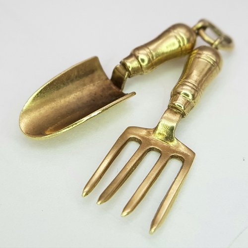 779 - A 9K YELLOW GOLD FORK AND TROWEL CHARM / PENDANT 1.6G. Ref: TAN 7004
