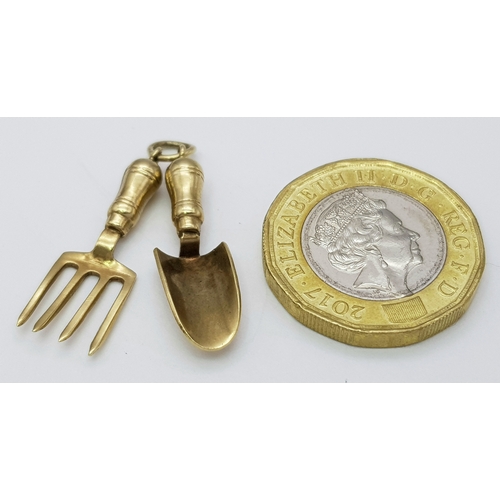 779 - A 9K YELLOW GOLD FORK AND TROWEL CHARM / PENDANT 1.6G. Ref: TAN 7004