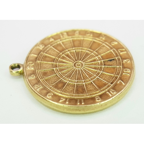 530 - A 9K YELLOW GOLD DARTBOARD CHARM / PENDANT 2G. Ref: SC 7013