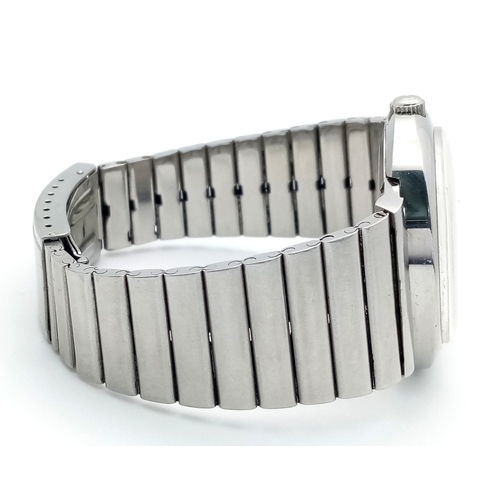 74 - A Vintage Omega Geneve Dynamic Automatic Day-Date Watch. Stainless steel bracelet and case - 42mm. T... 