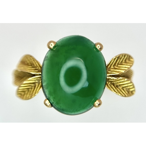 10 - AN 18K GOLD DESIGNER RING WITH A CENTRAL JADE CABOCHON CLAW SET .     4.3gms    size O