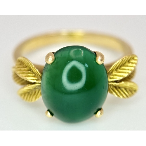 10 - AN 18K GOLD DESIGNER RING WITH A CENTRAL JADE CABOCHON CLAW SET .     4.3gms    size O