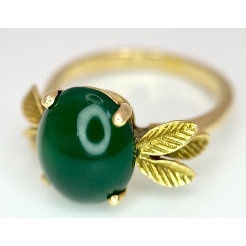 10 - AN 18K GOLD DESIGNER RING WITH A CENTRAL JADE CABOCHON CLAW SET .     4.3gms    size O