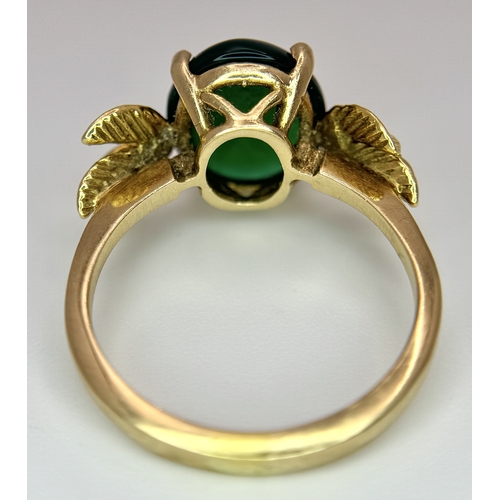 10 - AN 18K GOLD DESIGNER RING WITH A CENTRAL JADE CABOCHON CLAW SET .     4.3gms    size O