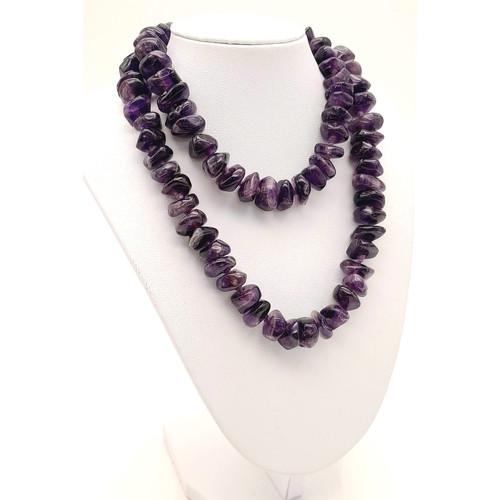 978 - A stunning matinee length Amethyst chunky stone set necklace. Total length 70cm. Please see photos f... 