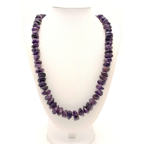 978 - A stunning matinee length Amethyst chunky stone set necklace. Total length 70cm. Please see photos f... 