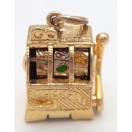 1385 - A 9K YELLOW GOLD FRUIT MACHINE PENDANT. 9.1G. THE ARM MOVES. ABSOLUTELY BRILLIANT RARE PENDANT. PERF... 