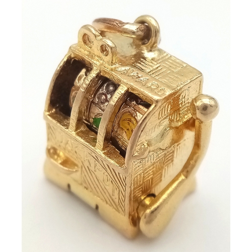 1385 - A 9K YELLOW GOLD FRUIT MACHINE PENDANT. 9.1G. THE ARM MOVES. ABSOLUTELY BRILLIANT RARE PENDANT. PERF... 