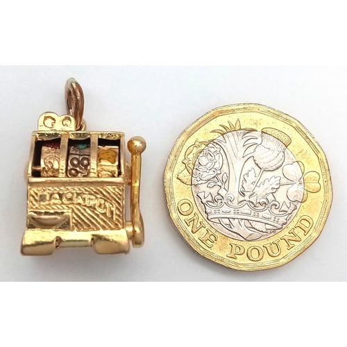 1385 - A 9K YELLOW GOLD FRUIT MACHINE PENDANT. 9.1G. THE ARM MOVES. ABSOLUTELY BRILLIANT RARE PENDANT. PERF... 