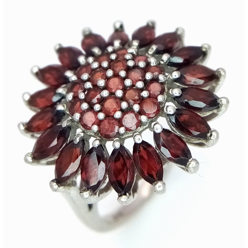 1707 - A STERLING SILVER GARNET SET CLUSTER RING. 5.1G. SIZE N. SC6108.