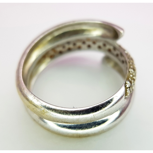 1416 - A FABULOUS 18K WHITE GOLD DIAMOND SET CROSSOVER RING .          4.4gms    size L